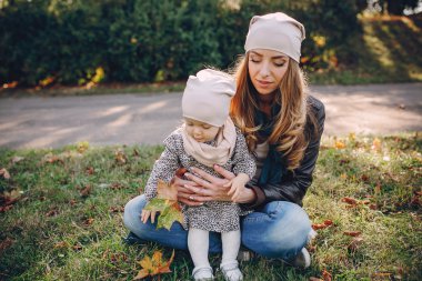 Genç bir aile parkta yürüyor.