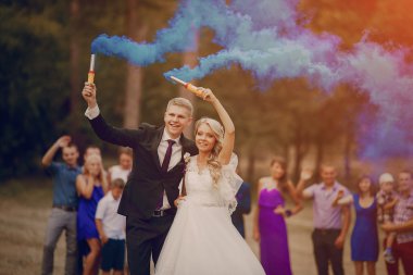 Çift düğün mavi duman çalışır