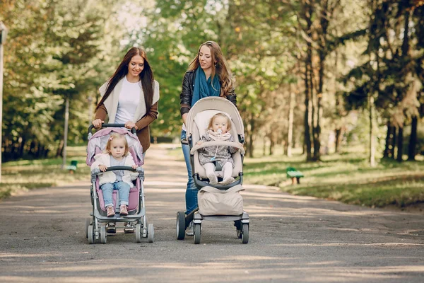 Rodzinny spacer po parku — Zdjęcie stockowe