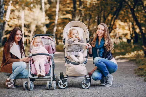 Aile parkta yürüyor. — Stok fotoğraf