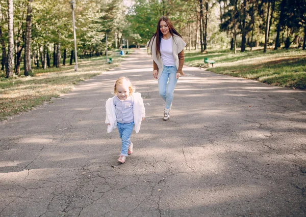 Familia joven caminando en el parque —  Fotos de Stock