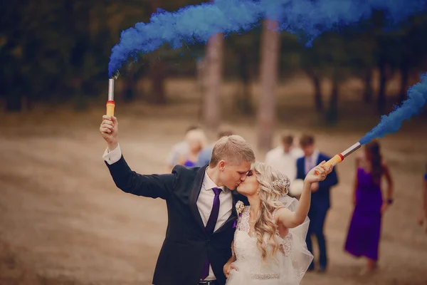 Ślub para prowadzi niebieski dym — Zdjęcie stockowe