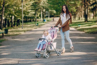 Aile parkta yürüyor.