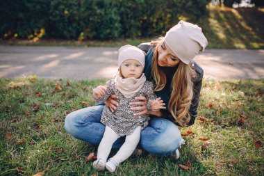 Genç bir aile parkta yürüyor.