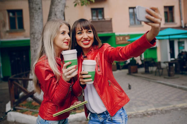 Filles avec téléphone — Photo