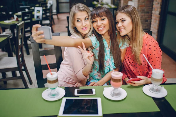 Chicas con teléfonos — Foto de Stock