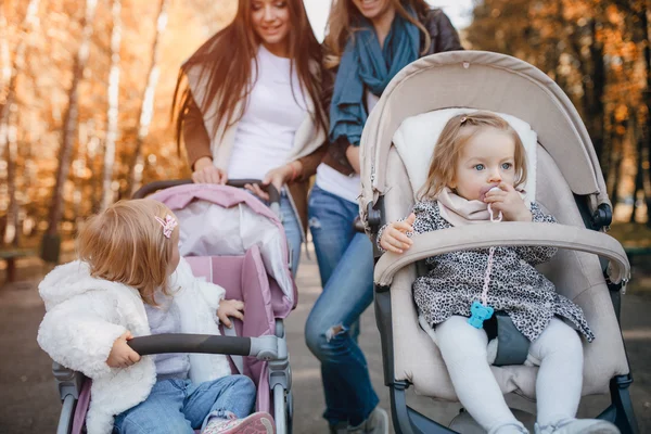 Caminhada em família no parque — Fotografia de Stock