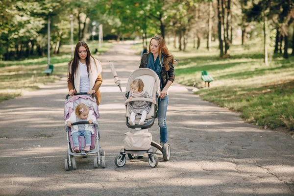 Családi séta a parkban — Stock Fotó