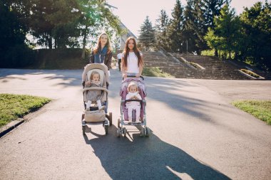 Aile parkta yürüyor.