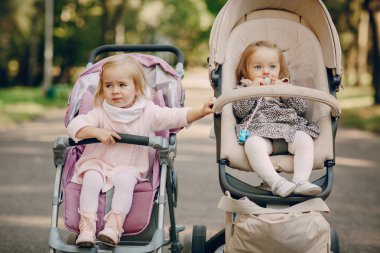 Aile parkta yürüyor.