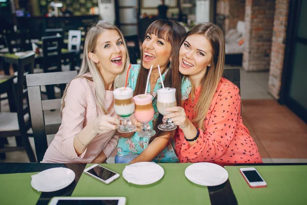 Filles avec des téléphones — Photo