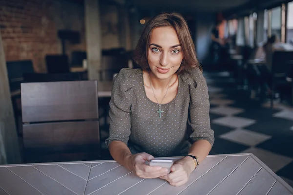 Fille avec téléphone — Photo