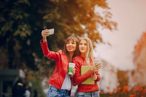 Meisjes met telefoon — Stockfoto