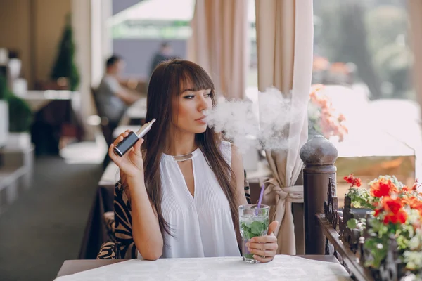 Girn in cafe with E-Cigarette — Stock Photo, Image