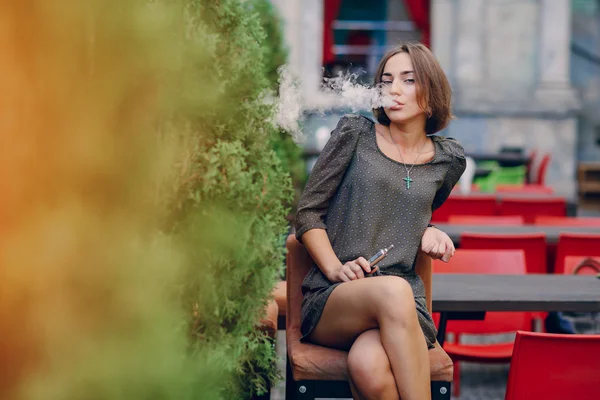 Mädchen mit E-Zigarette — Stockfoto