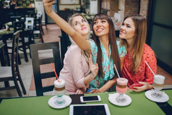 Meninas com telefones — Fotografia de Stock