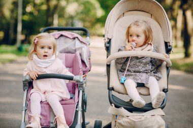 Aile parkta yürüyor.