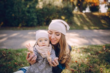 Genç bir aile parkta yürüyor.