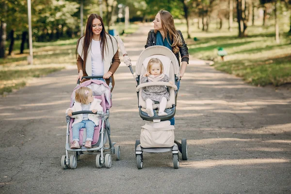 Familjevandring i parken — Stockfoto