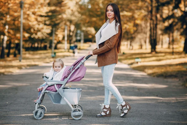 Familienspaziergang im Park — Stockfoto