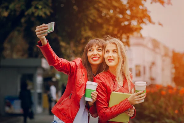 Dívky s telefonem — Stock fotografie