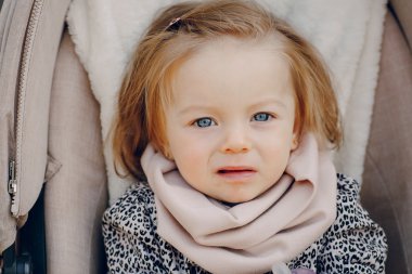 Genç bir aile parkta yürüyor.