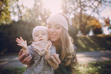 Genç bir aile parkta yürüyor.