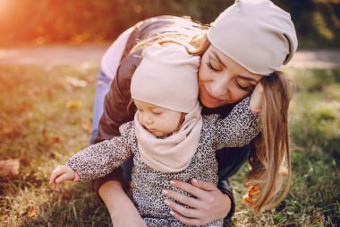 Genç bir aile parkta yürüyor.