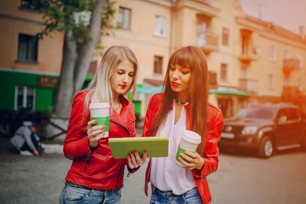 Girls with phone — Stock Photo, Image