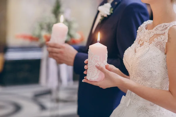 Ręce świeca ślub kościelny — Zdjęcie stockowe