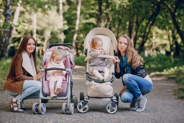 Familie wandeling in het park — Stockfoto