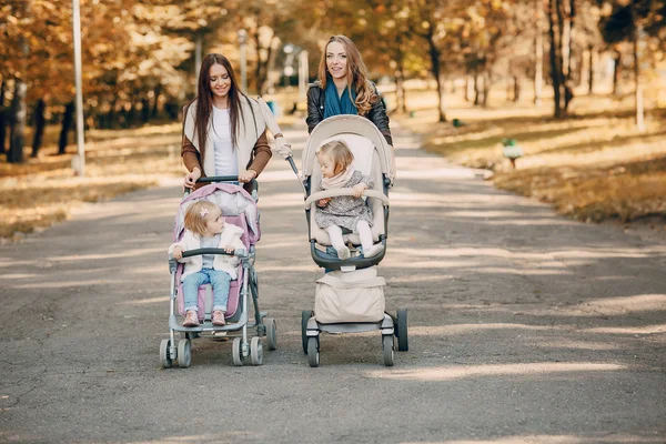 Familjevandring i parken — Stockfoto