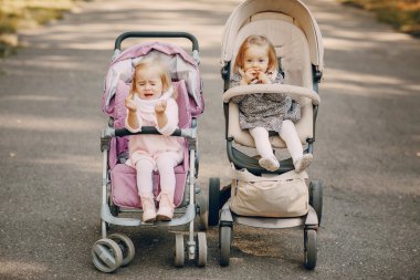 Aile parkta yürüyor.