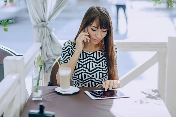 Girl with phone — Stock Photo, Image