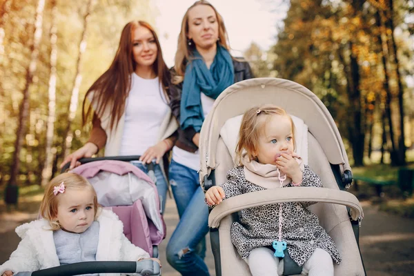 Caminhada em família no parque — Fotografia de Stock