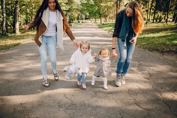 Młoda rodzina spacerująca po parku — Zdjęcie stockowe