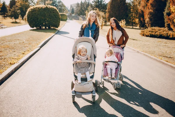 Paseo en familia por el parque — Foto de Stock