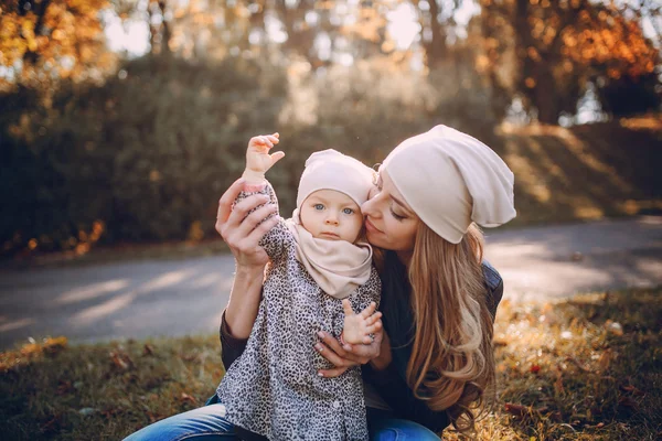 Genç bir aile parkta yürüyor. — Stok fotoğraf