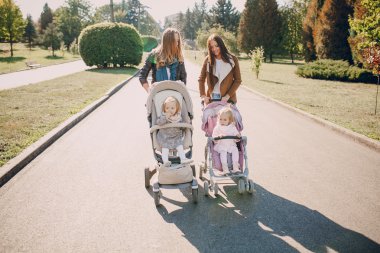 Aile parkta yürüyor.