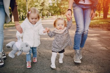 Genç bir aile parkta yürüyor.