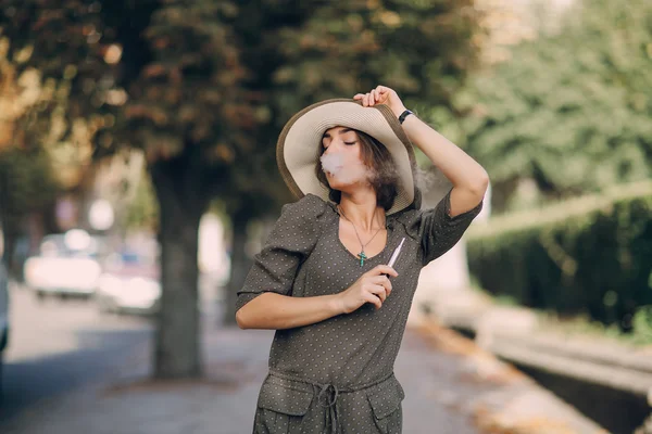 Menina com e-cigarro — Fotografia de Stock