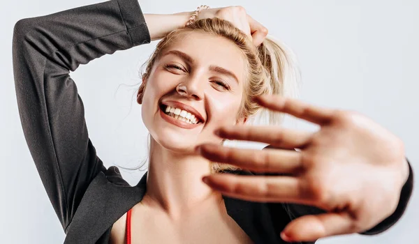 Piękna Blondynka Trzyma Włosy Robi Własną Fryzurę Emocji Szczęścia Kobieta — Zdjęcie stockowe