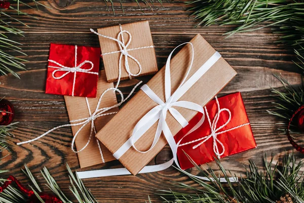 Yeni yıl hediyeleri ahşap arka planda Noel ağacı ve oyuncaklarla