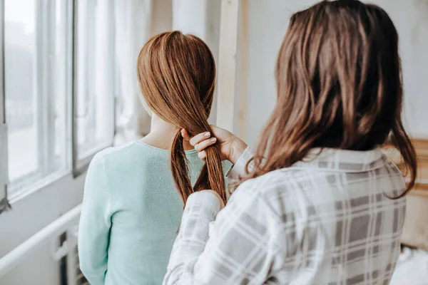 Дві Дівчини Заплескають Волосся Вікно Жінка Робить Косу Своїй Подрузі — стокове фото
