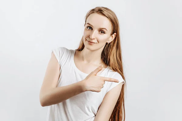Joven Hermosa Chica Sonriendo Mostrando Dedo Lado Gris Aislado Fondo — Foto de Stock