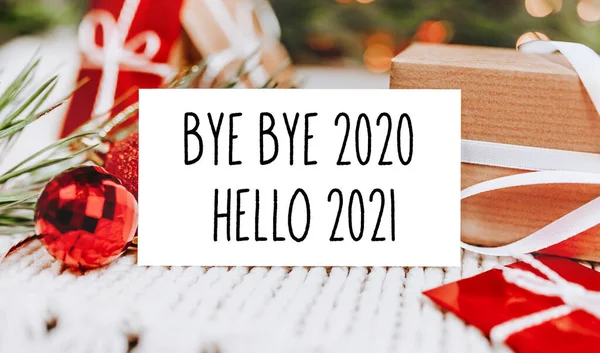 Mutlu noeller ve yeni yıl konsepti hediye kutuları ve mesajlı tebrik kartı. Güle güle 2020 Merhaba 2021