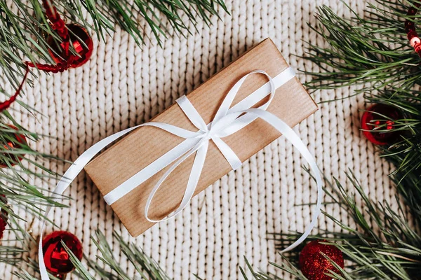 Regalos Año Nuevo Sobre Fondo Punto Con Árbol Navidad Juguetes — Foto de Stock