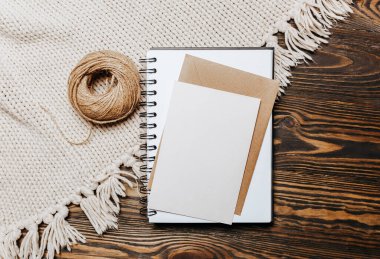 Ahşap ve örgü arka planda boş bir not.