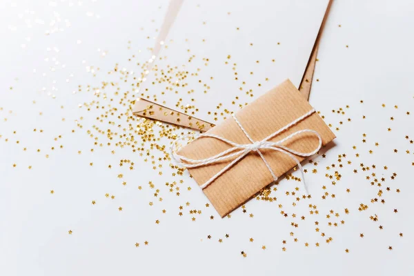Presente Nota Branco Com Envelope Estrelas Glitter Ouro Fundo Branco — Fotografia de Stock