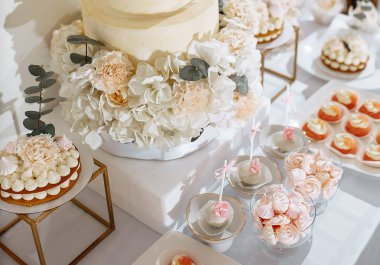 Şölende çikolata. Düğün masası şekerli, pastalı, pastalı, kekli, şekerli. Restoranda olay var.